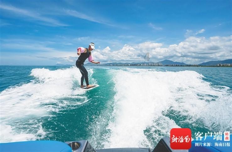 2024年瑞雪初降，玉泉城管带动沿街商户清雪除冰