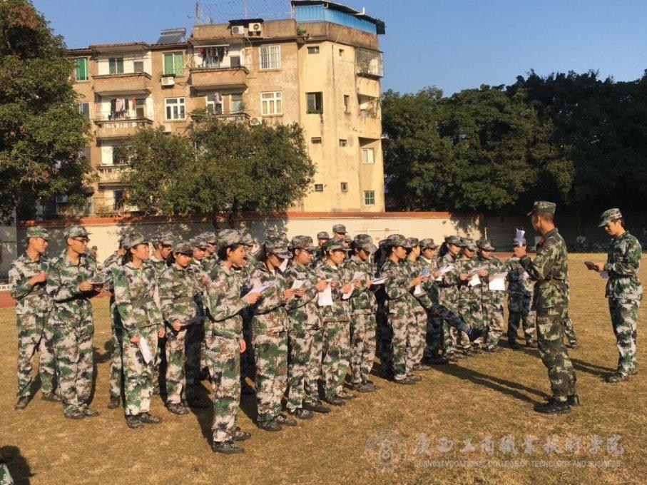 这是起亚的什么车型？游戏画面