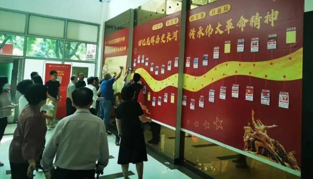 给手机就笑,拿走就跳?别让童年被“锁”在屏幕里