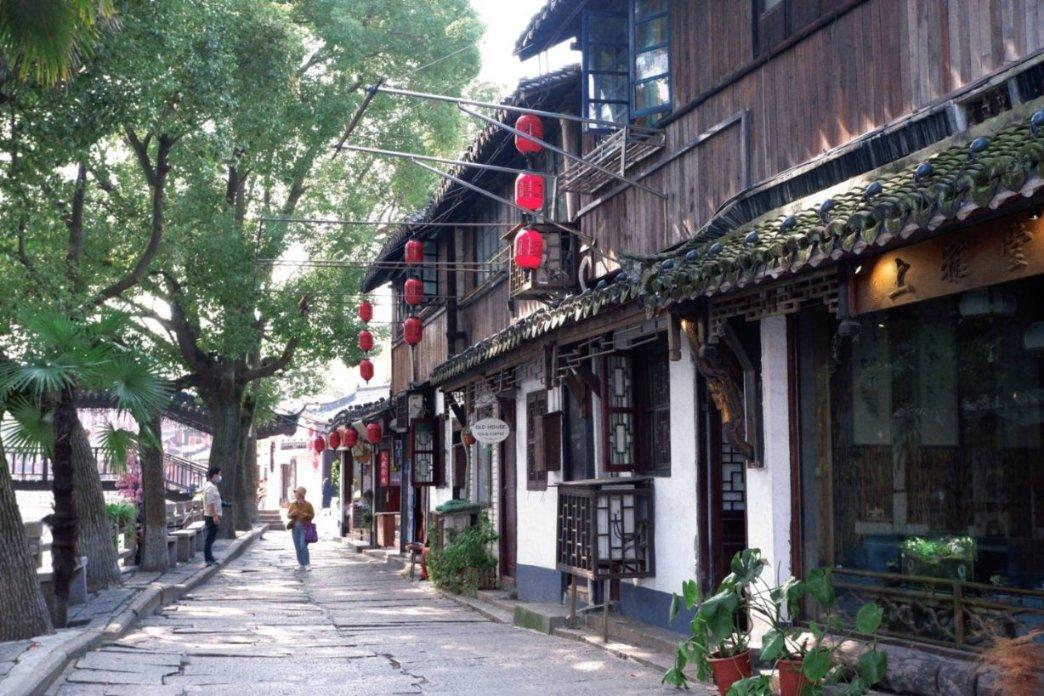 锅包肉，表面酸甜口的汁，一口下去酸、甜、香、酥各种口味交织